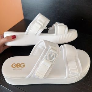 GBG Los Angeles fashion slippers Comfy Adjustable sandals Size 9 New With Tag